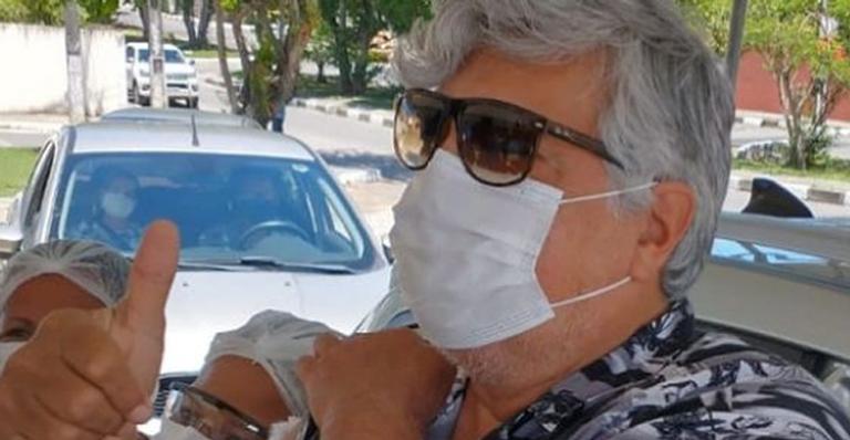 Aos 70 anos, Sidney Magal é vacinado contra a Covid-19: ”Viva o SUS”