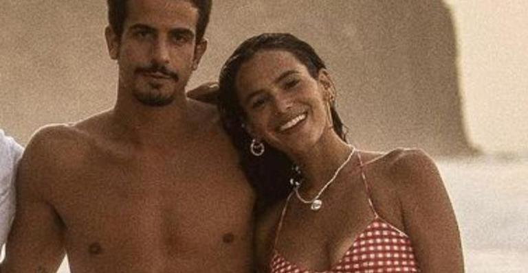 Apaixonados! Enzo Celulari mostra flores enviadas para Bruna Marquezine