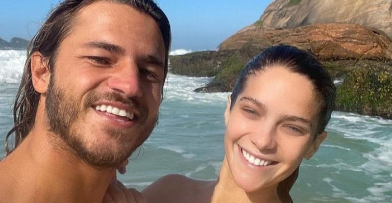 Em homenagem ao Dia da Água, Caio Vaz publica registro surfando com Isabella Santoni