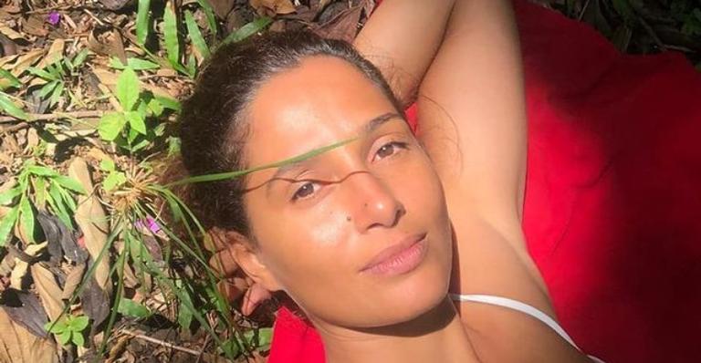 Camila Pitanga posa para belíssimo clique ao celebrar o Dia Mundial da Água: ”Dela vivemos”