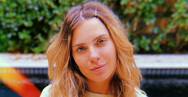 Carolina Dieckmann esbanja beleza ao posar com maiô rosa arrasador