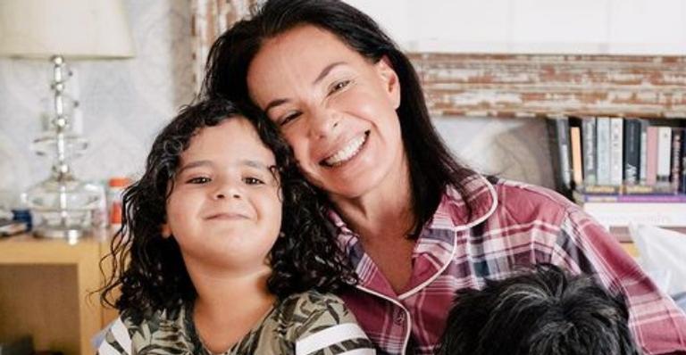 Carolina Ferraz encanta ao posar com a filha caçula: ”Minha alegria”