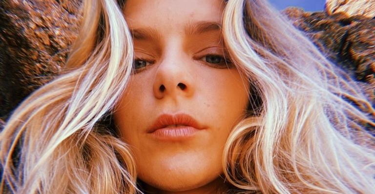 Com biquíni cavado, Isabella Santoni curte manhã no mar com o namorado e corpão se destaca: ”Musa”