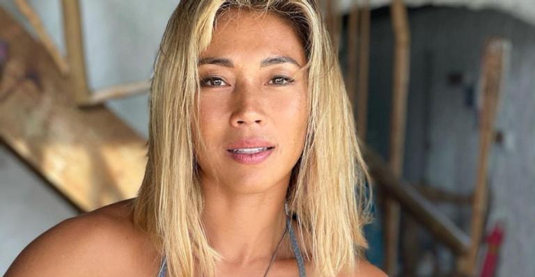 Danni Suzuki compartilha clique fazendo tatuagem e reflete: ”O que te faz feliz”