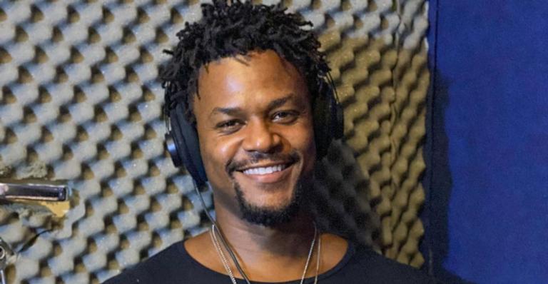 David Junior faz campanha pelo uso de máscara em bastidores de série: ”Saúde em primeiro lugar!”
