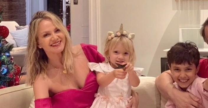Eliana flagra os filhos abraçadinhos e dispara: ”Minha maior conquista”