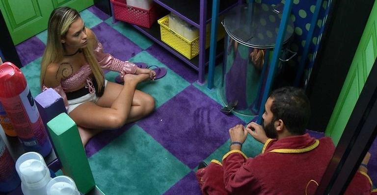 BBB21: Em conversa com Gil, Sarah dispara sobre Juliette: ”Acha que o mundo gira em torno dela”