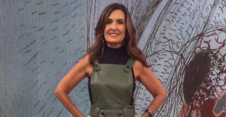 De vestido preto, Fátima Bernardes exibe curvas e elegância: ”Look desta terça”
