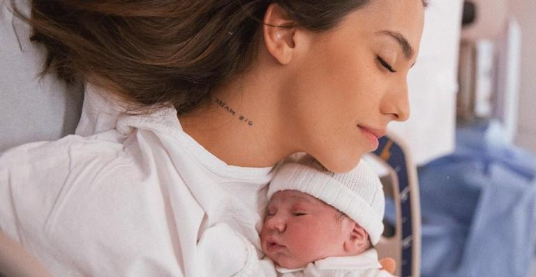 Caçula de Gabi Brandt e Saulo Poncio surge em fotos perfeitas com um sorrisão no rosto
