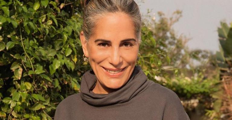 Glória Pires conscientiza seguidores ao posar de máscara: ”Não esqueça!”