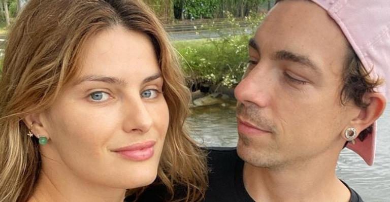 Isabeli Fontana posa para lindo registro com seu amado, Di Ferrero: