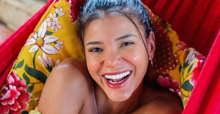 Jake posa de biquíni e dispara: ”Sorriso no rosto e fé no coração”