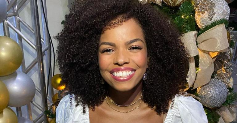 Jeniffer Nascimento surge sorridente na web e recebe elogios de fãs: ”Muito maravilhosa!”