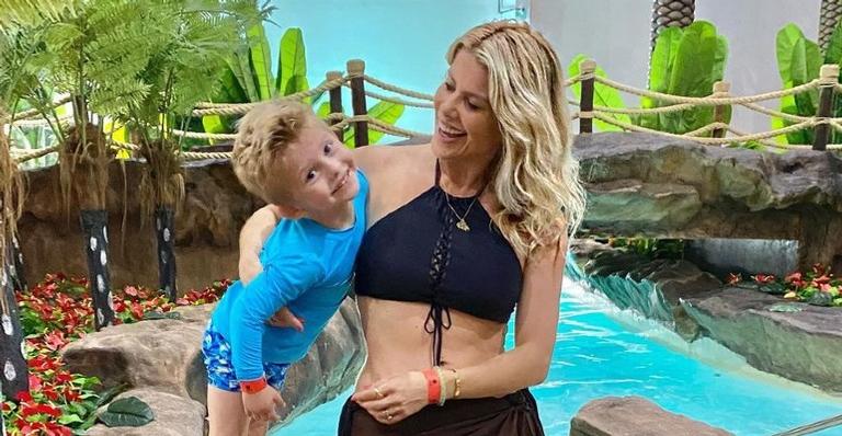 Karina Bacchi mostra as flores que Enrico colheu para ela e se derrete