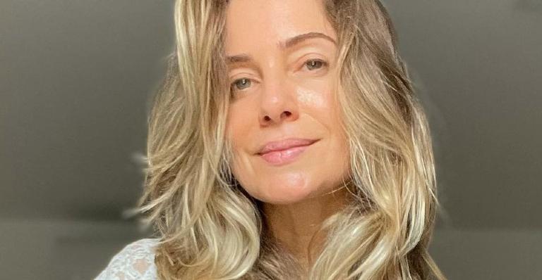 Letícia Spiller posa com buquê de flores e dispara: ”A felicidade está nas coisas simples”
