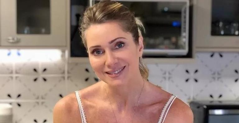 Leticia Spiller nada completamente nua em cachoeira e corpão se destaca: ”Sereia linda”