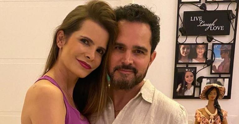Luciano Camargo surge cozinhando ao lado da esposa e brinca: ”O marido com certeza engorda…”