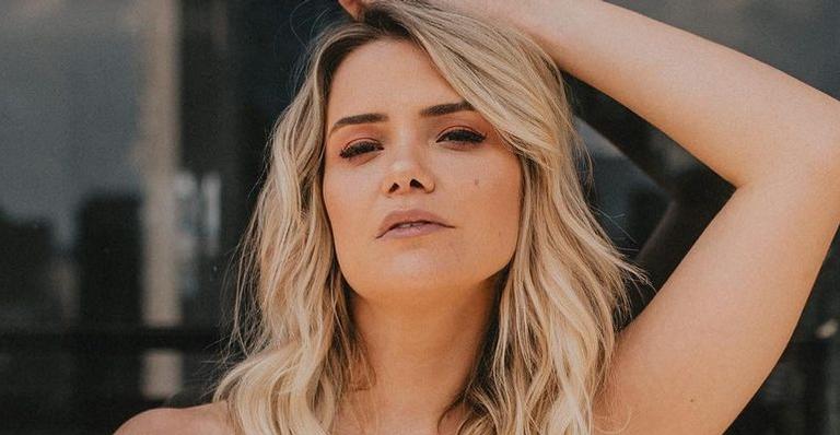 Em cachoeira, Marcela Mc Gowan abaixa o maiô, posa fazendo topless e web baba: ”Corpo real!”