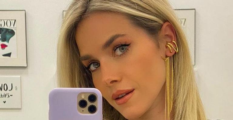 Monique Alfradique posa com biquíni fininho fio dental e rouba a cena: ”Isso que é corpo!”