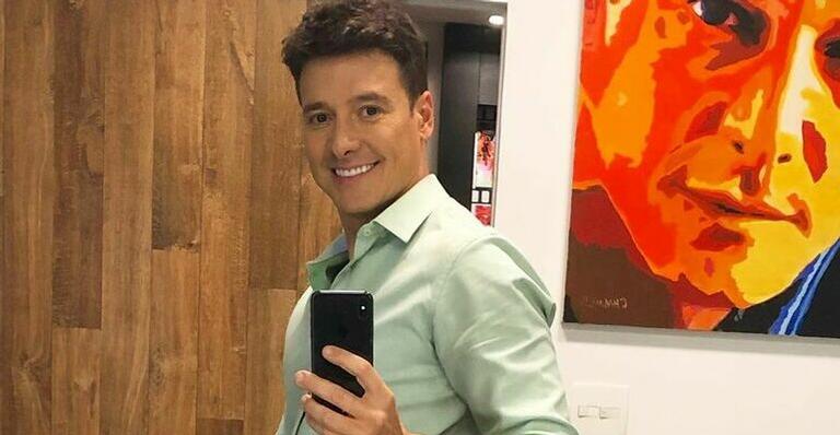 Em selfie sem camisa, Rodrigo Faro exibe barriga muito seca e impressiona: ”Misericórdia”