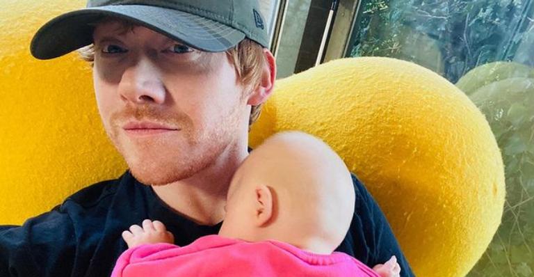Rupert Grint, ator de Harry Potter, revela insegurança após nascimento da filha: ”Desafiador”