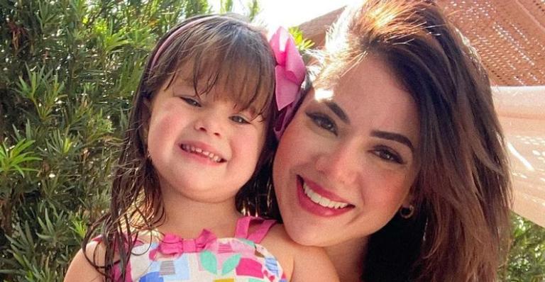 Thaís Vasconcellos se derrete ao posar coladinha a filha, Sofia: ”Está crescendo muito rápido”