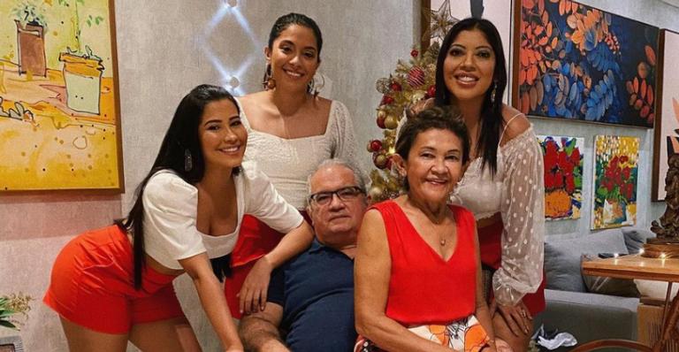 Thaynara OG posa coladinha com sua família e se declara: ”É sobre isso”