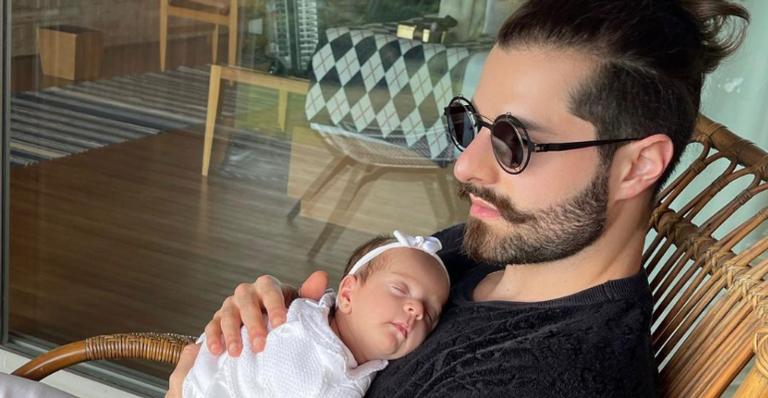 Alok se declara ao posar com a filha, Raika, no colo: ” Te amo infinito”