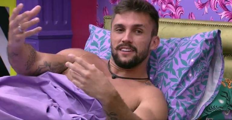 BBB21: Arthur desabafa com brothers: ”Consigo ter azar no amor até dentro do jogo”