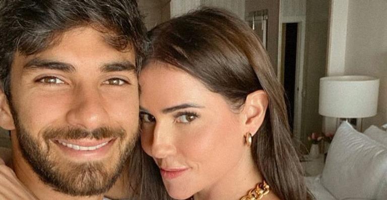 Com o marido, Deborah Secco esbanja corpão definido ao posar de biquíni: ”Que calor”