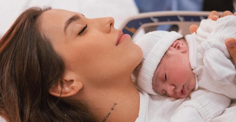 Gabi Brandt se derrete pelo filho, Henri: ”Obrigada, Deus, por me escolher para ser mamãe dele”