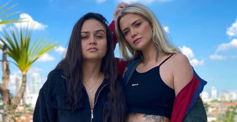 Marcela McGowan surge em clima de romance com a namorada, Luiza em meio a natureza