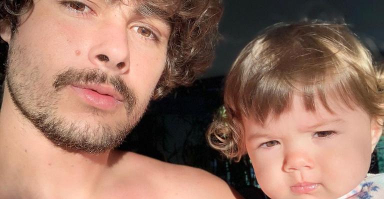 Rafa Vitti exibe cliques fofos da filha, Clara Maria, tomando banho de mangueira: ”Cuca fresca…”