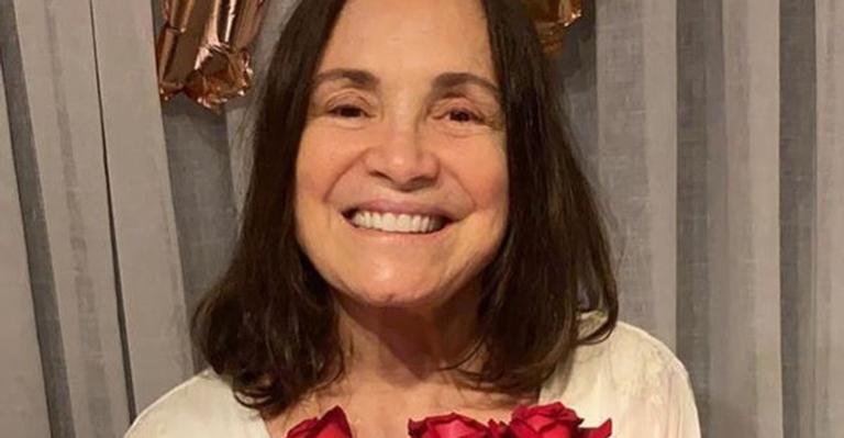 Aos 74 anos, Regina Duarte recebe primeira dose da vacina contra Covid-19