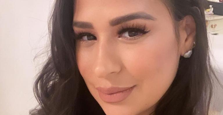 Com vestido justinho, Simone mostra silhueta 1 mês após dar à luz: ”Ainda tenho que perder 6kg”