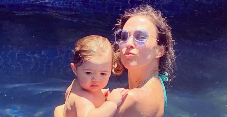 Tatá Werneck compara foto de Clara Maria com a de uma foca e brinca: ”Quase me enganou”