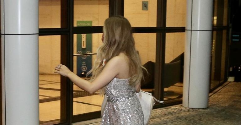 Abalada, Carla Diaz ignora fãs ao chegar de cara fechada em estúdio do Rio de Janeiro