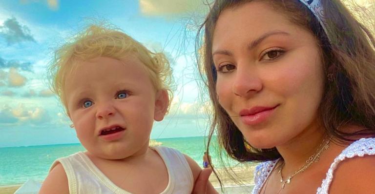 Só de biquíni, Andressa Ferreira aproveita dia de Sol em casa acompanhada de Bento