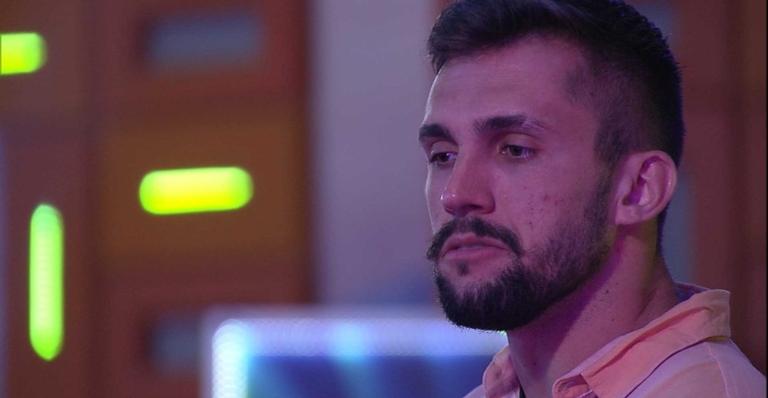 BBB21: Arthur fala sobre romance com Carla fora do programa: ”Tem que ver”