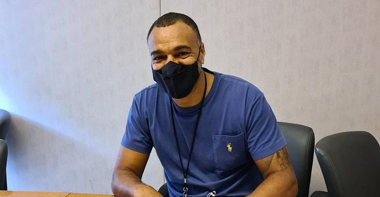 Denilson renova contrato com a Band e comemora: ”Obrigado e vamos juntos”