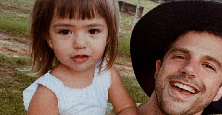 Duda Nagle posta clique de Zoe brincando com bichinho e se derrete: ”Meu pintinho amarelinho”