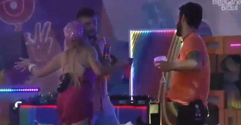 BBB21: Durante a festa, Sarah assopra pescoço de Arthur e brother dispara: ”Minha pressão caiu!”
