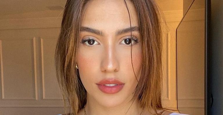 Gabi Brandt dispensa filtros e edições ao posar ara belíssimo registro