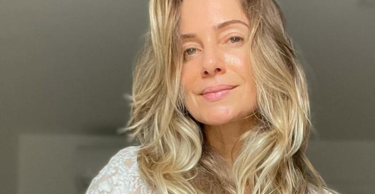 Letícia Spiller recebe elogios da web ao surgir tomando banho de sol: ”Quanta beleza!”