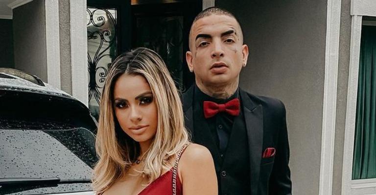 Lexa posa ao lado do marido, MC Guimê durante viagem romântica