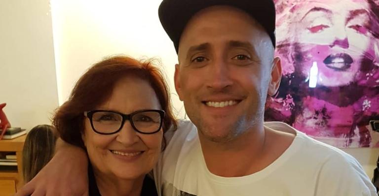 Mãe de Paulo Gustavo desabafa após o filho ser intubado: ”A mão de Deus é que está me ajudando”
