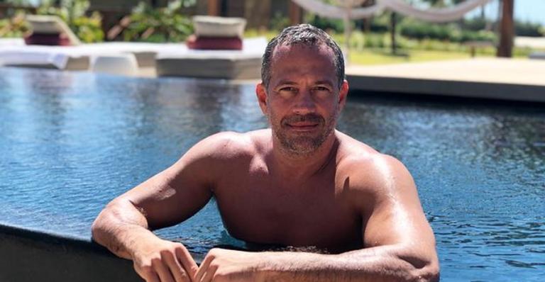Malvino Salvador encanta a web ao resgatar antigos registros: ”Há 14 anos”