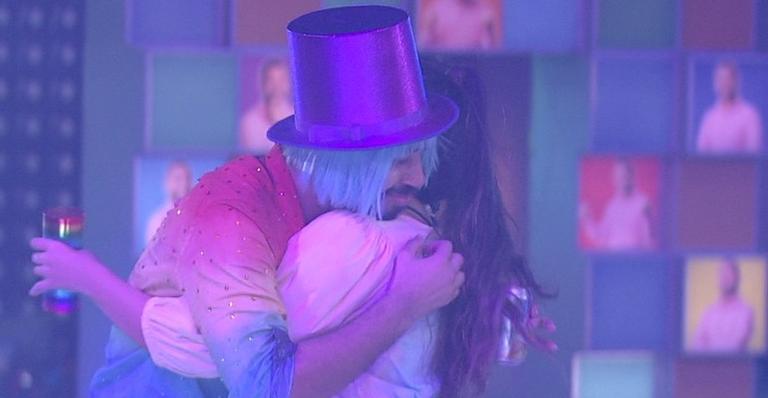BBB21: Na festa, Gilberto chora e se declara para Juliette: ”Tu me aperreia, mas eu te amo”