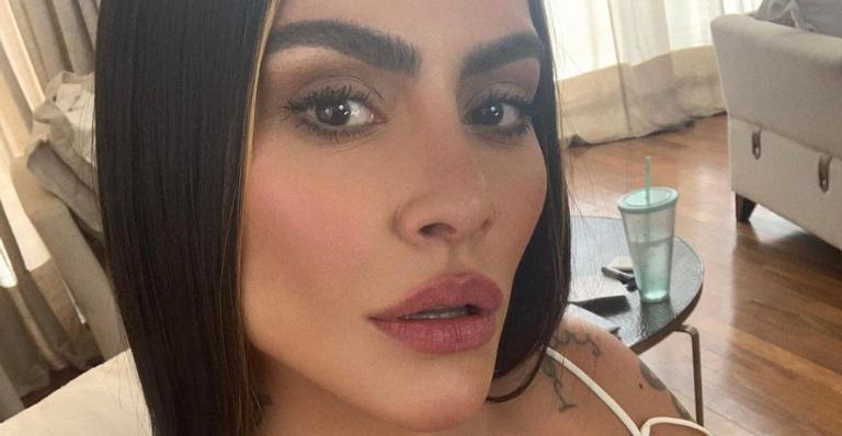 Na praia, Cleo Pires ostenta beleza ao posar de biquíni e ganha elogios: ”Como é linda”