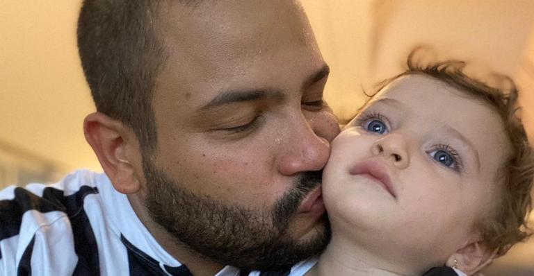Projota se encanta ao publicar uma série de cliques da filha, Marieva